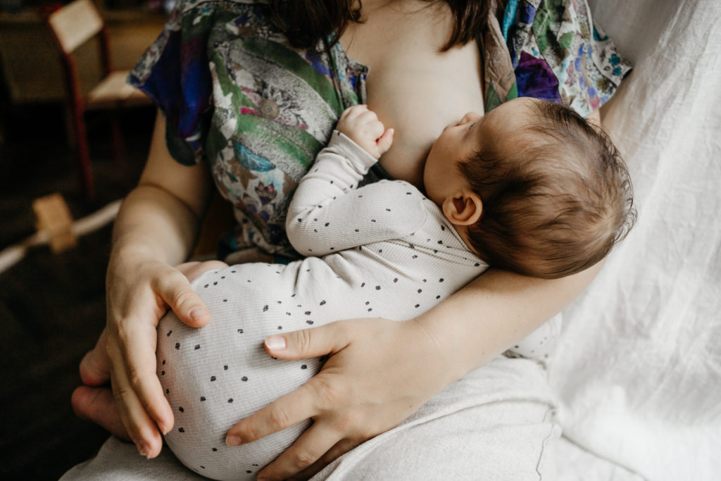 Newborn shoot - lifestyle - borstvoeding 