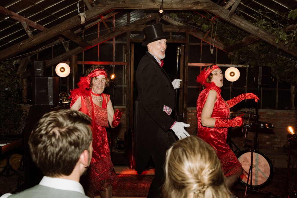 Muziek met stukjes op jullie bruiloft. 