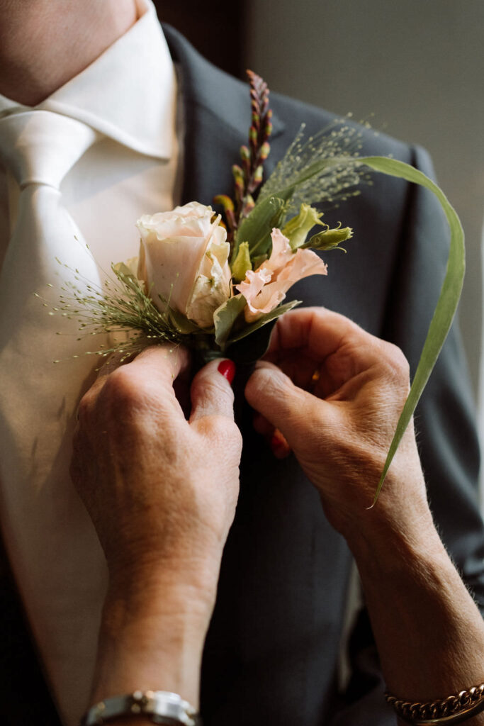 Getting ready bij slot doddendael. Detail corsage. 