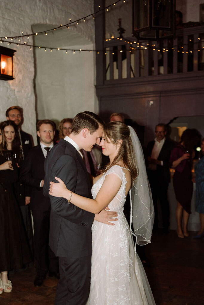 Herfstbruiloft bij Slot Doddendael. Feest. First dance bruidspaar. Ze dansen. 