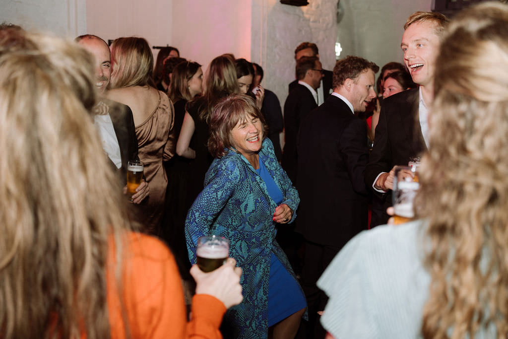 Herfstbruiloft bij Slot Doddendael. Feest. Dansende moeder van de bruid. 