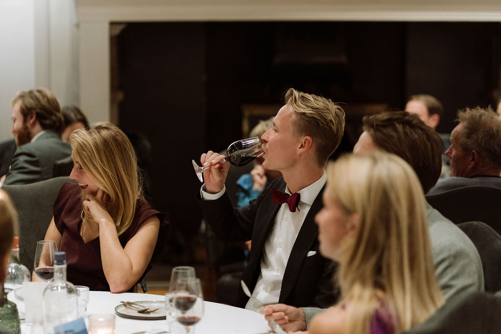 Herfstbruiloft bij Slot Doddendael. Diner. Gast neemt een slok van zijn wijn. 