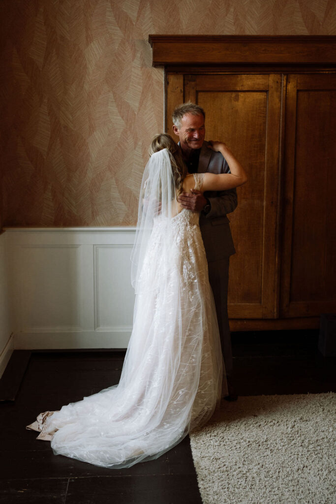 Trouw- en lifestyle fotograaf Utrecht - Bruid omhelst vader.