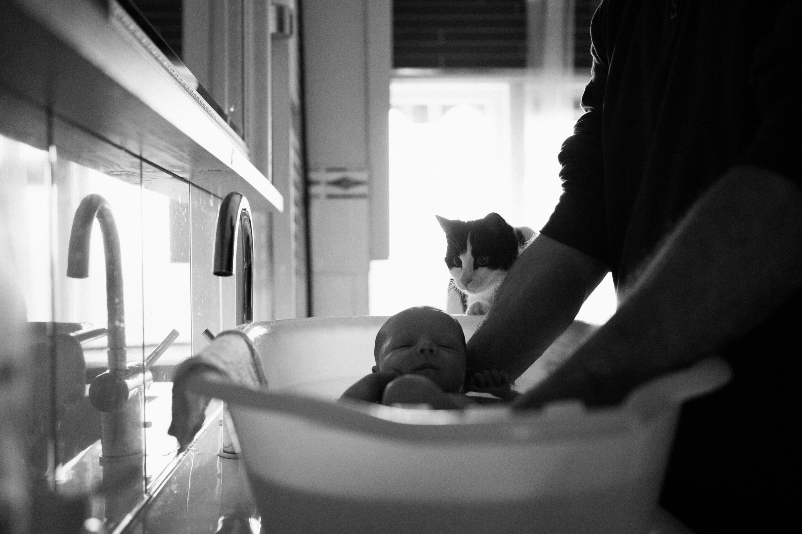 Baby in bad met kat erbij – huiselijke momenten vol speelsheid en verbondenheid vastleggen met fotografie