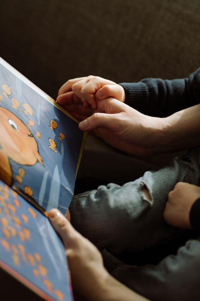 Detail van voorleesmoment met kinderboek – herinneringen vastleggen in beelden en woorden