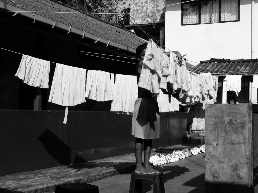 Meisje hangt de was op in India.