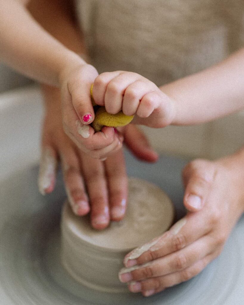 handen die samen boetseren - stories by Chriske - fotografie inspiratie